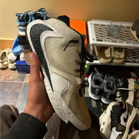 Gianni’s basketball shoes - Picture 1 of 7